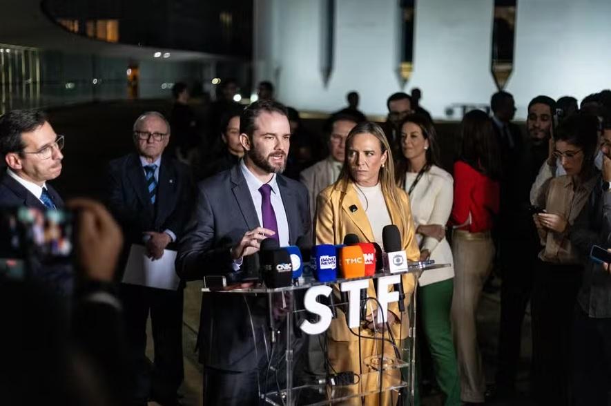 Presidente do BC dá entrevista em frente ao STF.